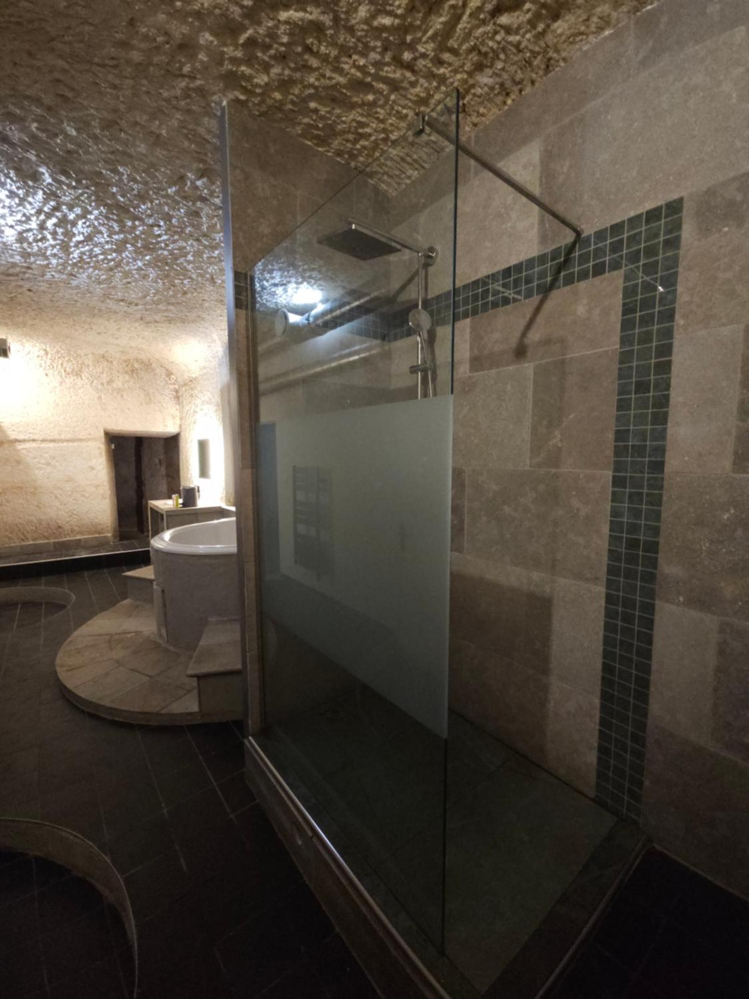 Troglodyte Baths Saint-Étienne-de-Chigny
