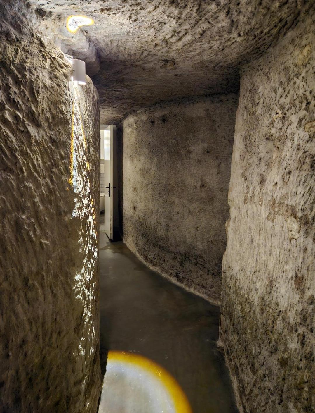 Troglodyte Baths Saint-Étienne-de-Chigny